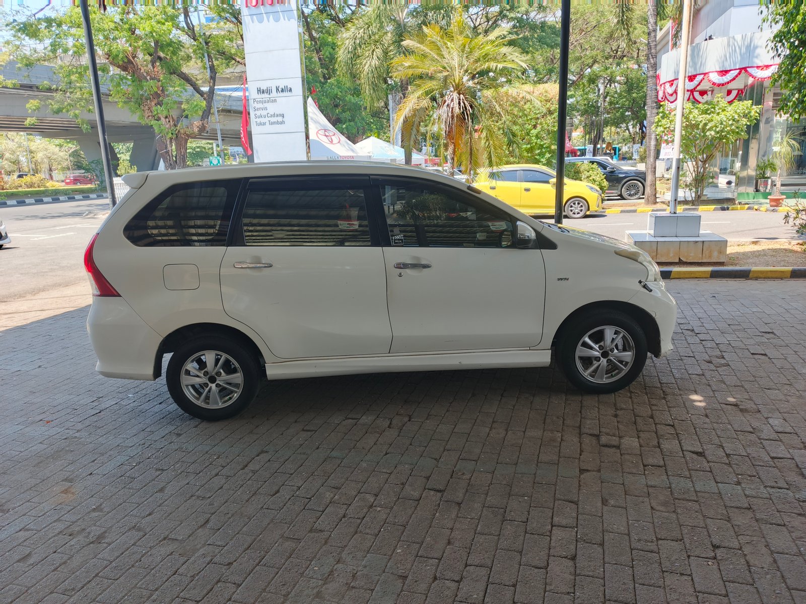 Foto Bagian Kanan Mobil