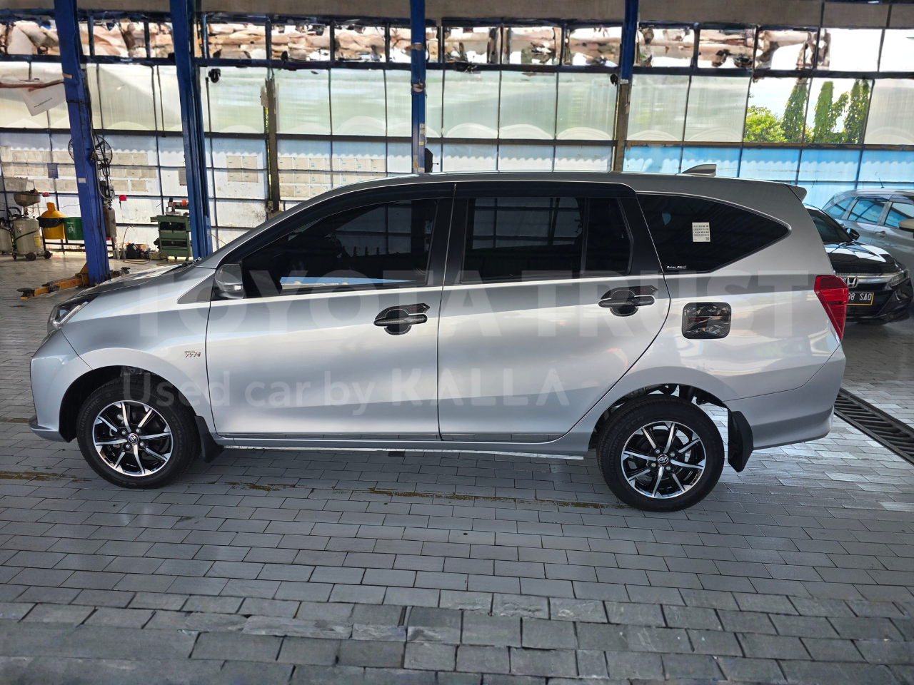 Foto Bagian Kiri Mobil