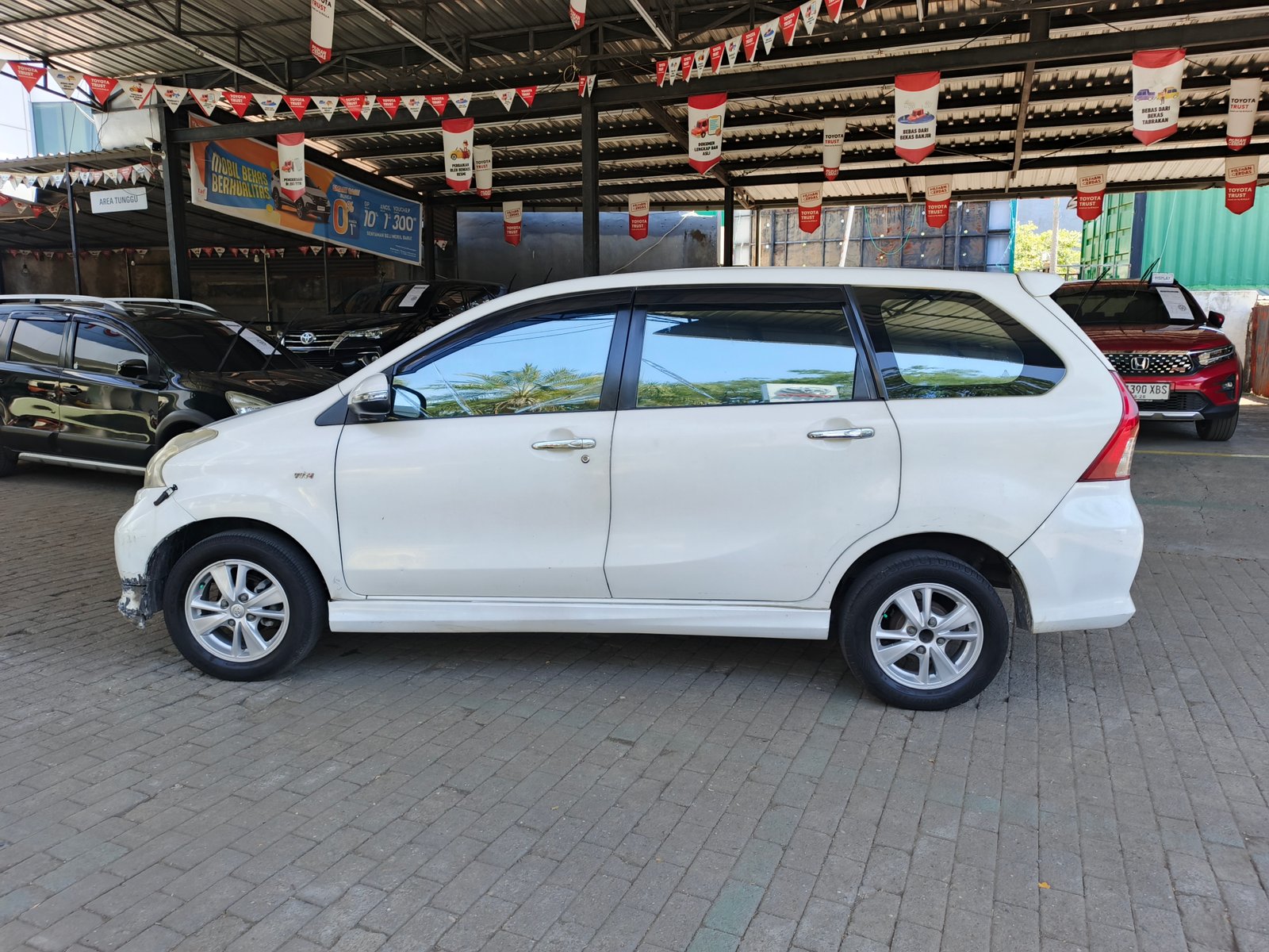 Foto Bagian Kiri Mobil