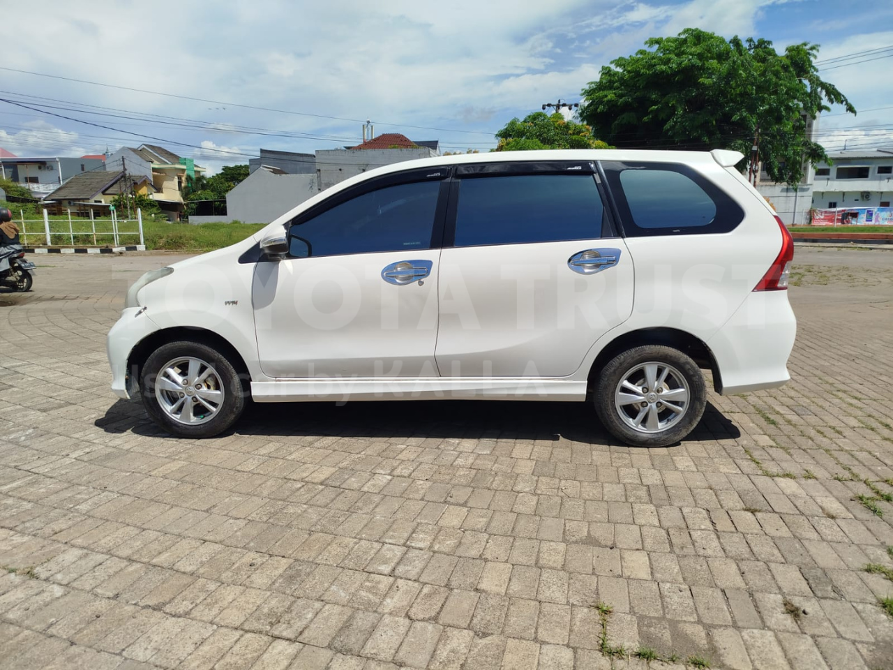 Foto Bagian Kiri Mobil