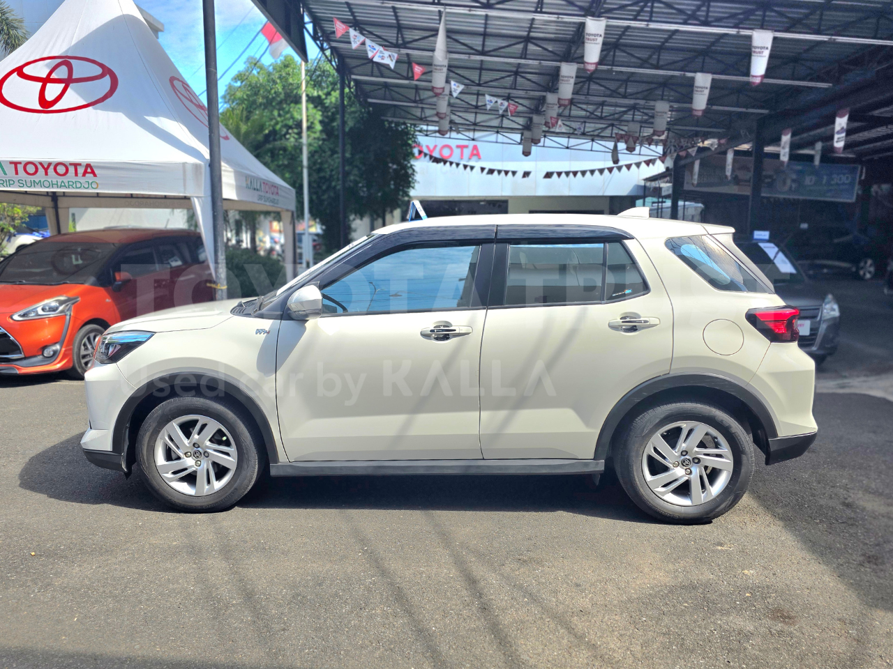 Foto Bagian Kiri Mobil