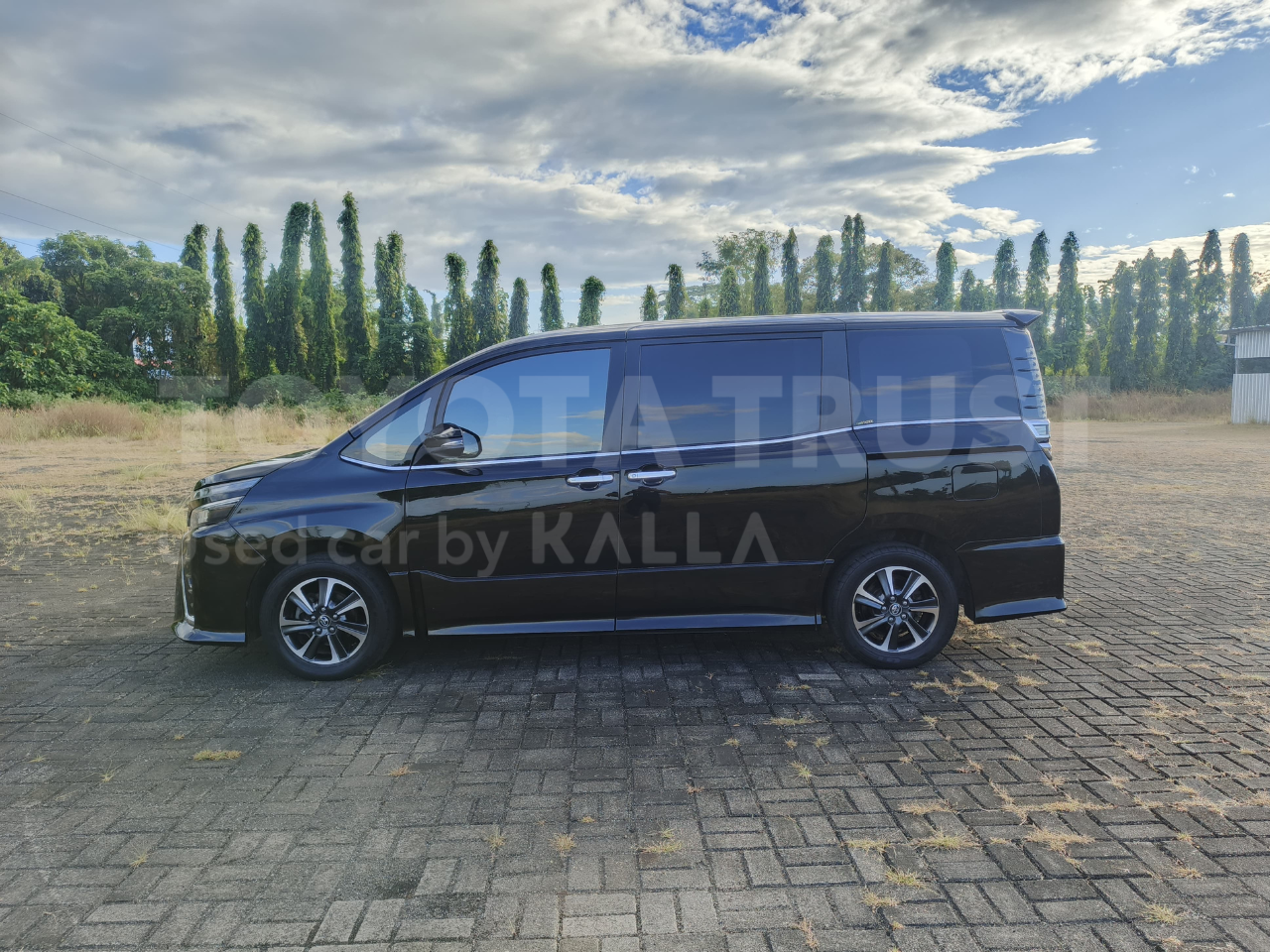 Foto Bagian Kiri Mobil